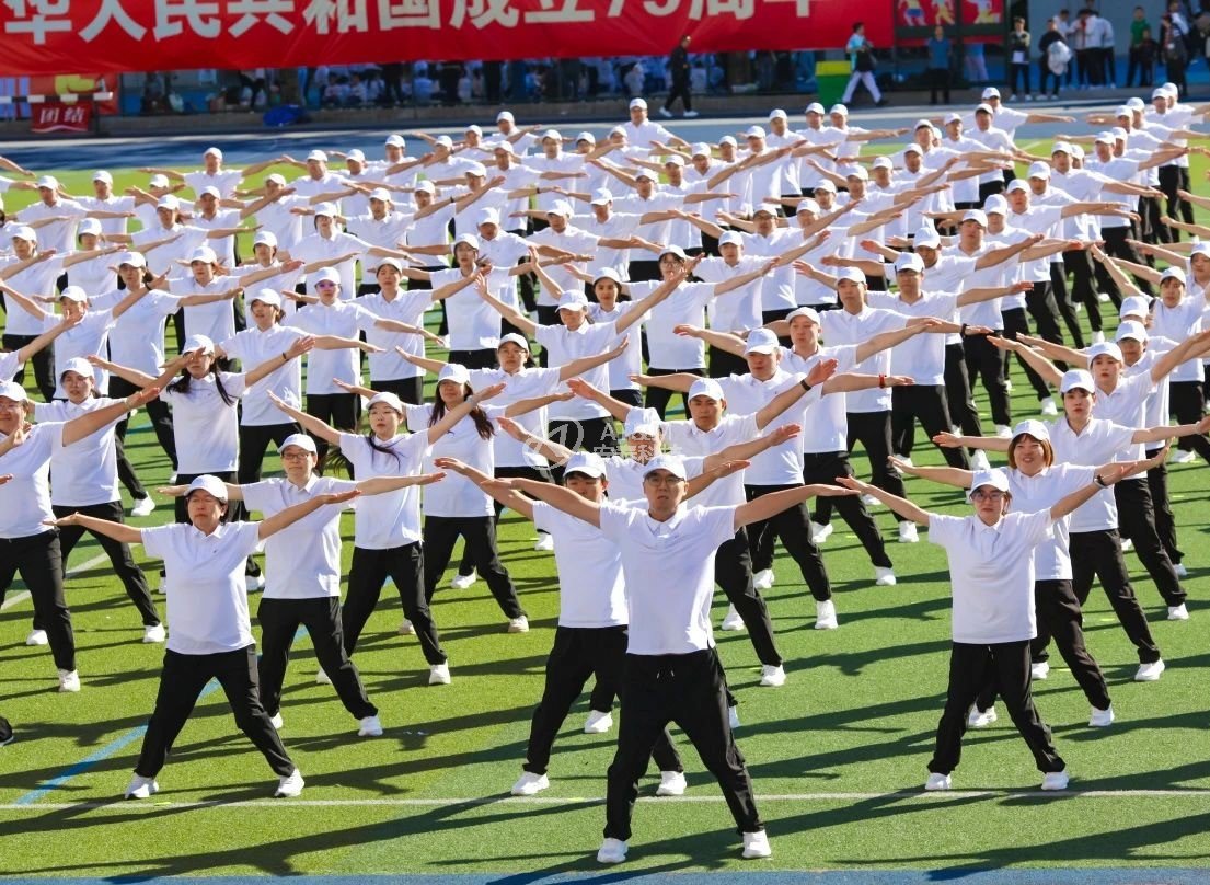 圖3 青春舞動展風(fēng)采 團(tuán)隊凝心譜華章.jpg